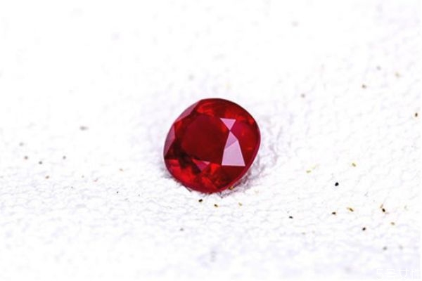 紅寶石為什么會(huì)裂 紅寶石有內(nèi)裂正常嗎