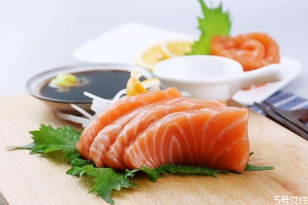 三文魚應該怎么挑選 三文魚有刺嗎 三文魚應該怎么挑選 三文魚有刺嗎