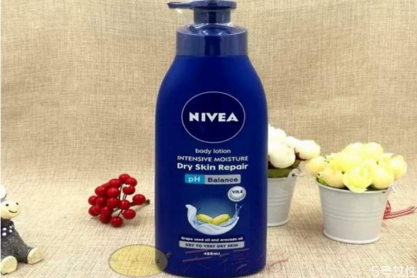 酒店潤膚露可以擦臉嗎 潤膚露的最佳用量 酒店潤膚露可以擦臉嗎 潤膚露的最佳用量