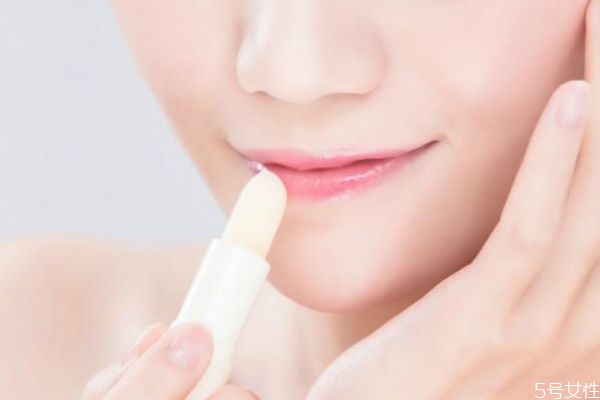 什么牌子護(hù)唇膏最滋潤 擦口紅前潤唇膏推薦 什么牌子護(hù)唇膏最滋潤 擦口紅前潤唇膏推薦