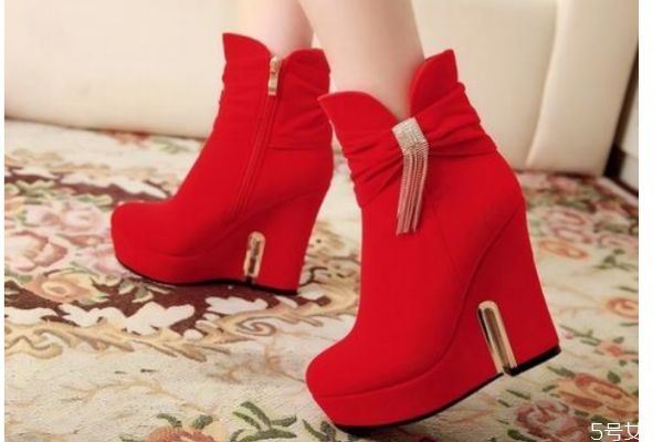 今年冬天流行什么鞋子 冬天穿什么鞋子顯腿長(zhǎng)