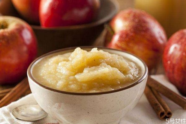 蘋(píng)果煮可以吃嗎 蘋(píng)果煮了吃好還是生吃的好 