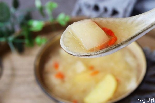 蘋(píng)果煮可以吃嗎 蘋(píng)果煮了吃好還是生吃的好 