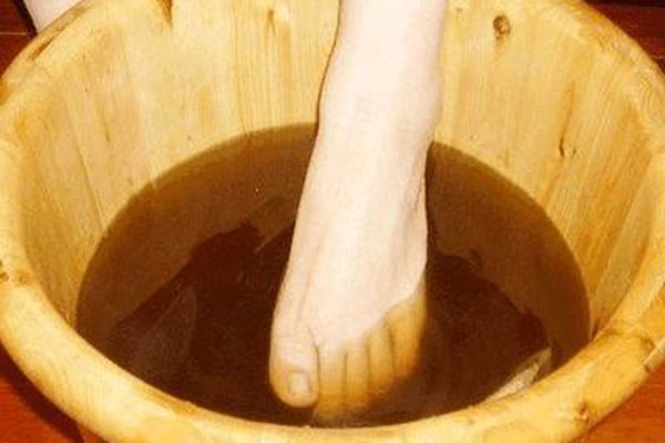 為什么泡腳可以消除水腫 泡腳加什么好