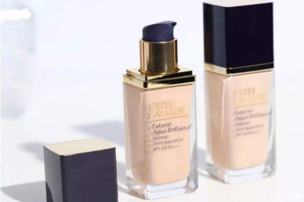 雅詩蘭黛沁水1w0很白嗎 雅詩蘭黛粉底液1c0和1w0哪個(gè)白