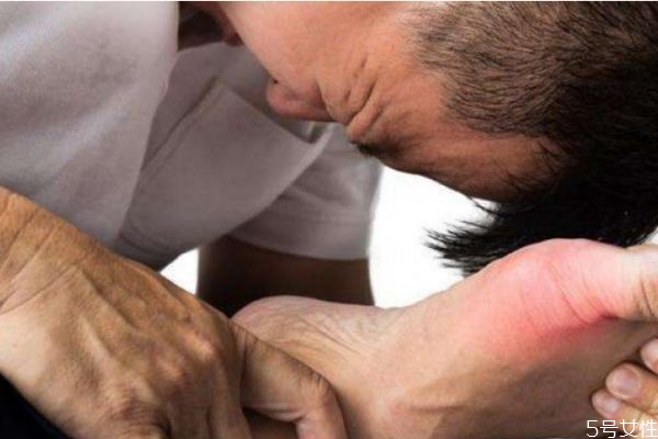 痛風造成的原因有什么 痛風應該怎么治療 痛風造成的原因有什么 痛風應該怎么治療