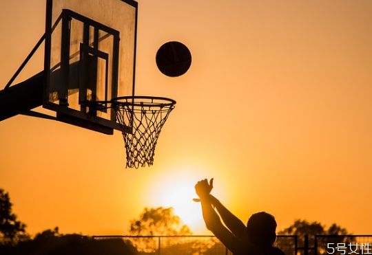 如何用正確的姿勢投籃呢 打籃球時怎樣做好防守 如何用正確的姿勢投籃呢 打籃球時怎樣做好防守