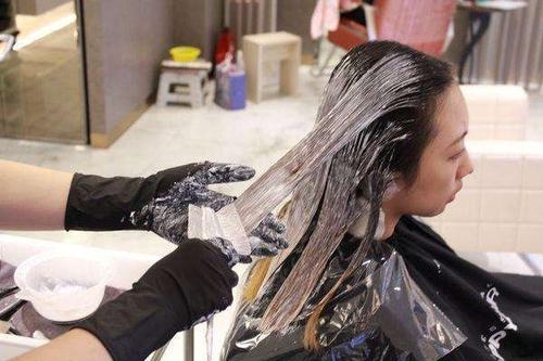 染發(fā)沒放泡沫原液有影響嗎 泡沫染發(fā)是先染發(fā)尾嗎 染發(fā)沒放泡沫原液有影響嗎 泡沫染發(fā)是先染發(fā)尾嗎