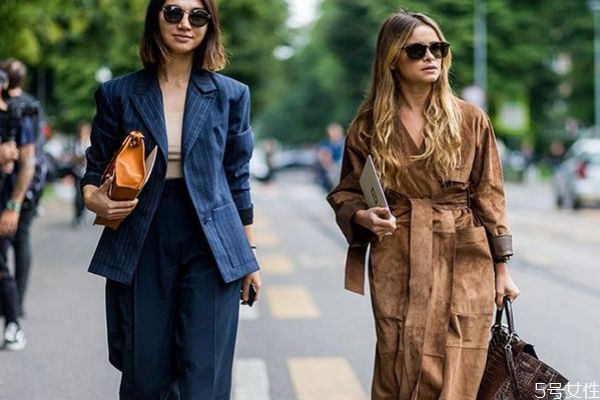 小西裝為什么有肩墊 墊肩有什么好處 小西裝為什么有肩墊 墊肩有什么好處