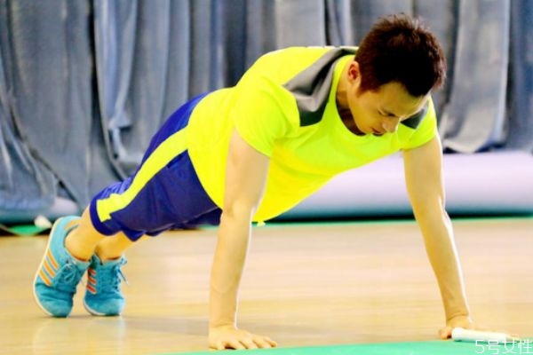 俯臥撐鍛煉哪里的肌肉 俯臥撐應(yīng)該如何做 俯臥撐鍛煉哪里的肌肉 俯臥撐應(yīng)該如何做