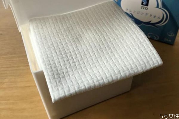 一次性洗臉巾沾水有味道正常嗎 洗臉巾有燒焦味的原理 一次性洗臉巾沾水有味道正常嗎 洗臉巾有燒焦味的原理