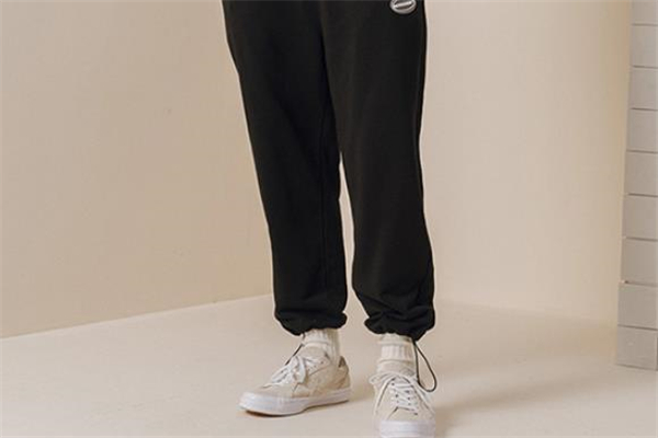 束腳運(yùn)動(dòng)褲什么顏色好看 束腳運(yùn)動(dòng)褲流行什么顏色 束腳運(yùn)動(dòng)褲什么顏色好看 束腳運(yùn)動(dòng)褲流行什么顏色