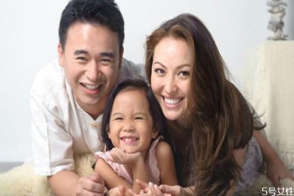 疼老婆的男人有哪些表現 男人疼老婆的表現是什么樣 疼老婆的男人有哪些表現 男人疼老婆的表現是什么樣