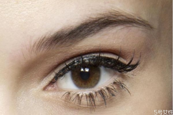 去除皺紋眼霜什么好 告訴你怎樣涂好眼霜 去除皺紋眼霜什么好 告訴你怎樣涂好眼霜