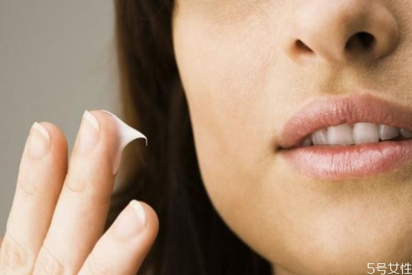 去除皺紋眼霜什么好 告訴你怎樣涂好眼霜 去除皺紋眼霜什么好 告訴你怎樣涂好眼霜