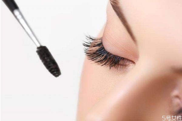 可以不夾睫毛就涂睫毛膏嗎 睫毛短如何涂睫毛膏 可以不夾睫毛就涂睫毛膏嗎 睫毛短如何涂睫毛膏