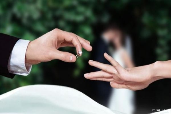 結(jié)婚戒指平時(shí)戴嗎 結(jié)婚戒指怎么戴正確 結(jié)婚戒指平時(shí)戴嗎 結(jié)婚戒指怎么戴正確
