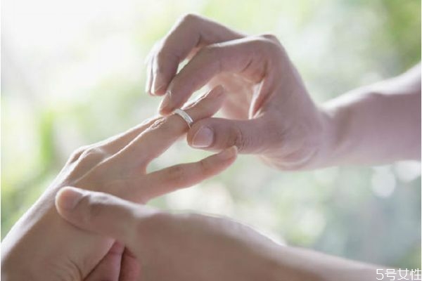 結(jié)婚戒指平時(shí)戴嗎 結(jié)婚戒指怎么戴正確 結(jié)婚戒指平時(shí)戴嗎 結(jié)婚戒指怎么戴正確