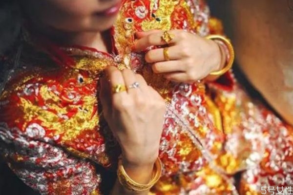 三金和婚戒是一回事嗎 結(jié)婚戒指和訂婚三金的區(qū)別 三金和婚戒是一回事嗎 結(jié)婚戒指和訂婚三金的區(qū)別