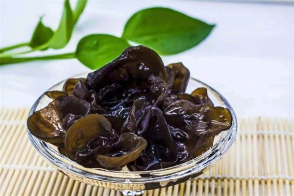 腌的木耳三天后能吃嗎 木耳放壞了是什么樣的 腌的木耳三天后能吃嗎 木耳放壞了是什么樣的