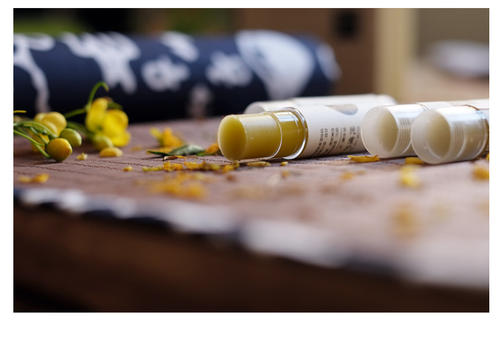 漫野月下潤(rùn)唇膏好聞嗎 漫野月下潤(rùn)唇膏滋潤(rùn)嗎