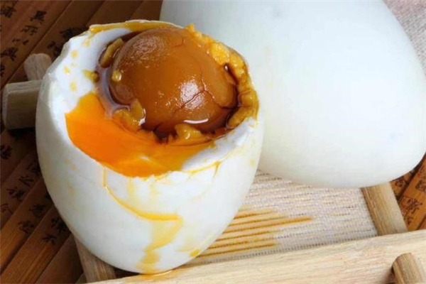 有裂縫的咸鴨蛋怎么煮 咸鴨蛋怎么看有沒有煮熟 有裂縫的咸鴨蛋怎么煮 咸鴨蛋怎么看有沒有煮熟