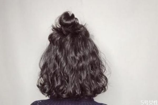 在家如何自己燙發(fā) 自己燙卷發(fā)有什么注意 在家如何自己燙發(fā) 自己燙卷發(fā)有什么注意