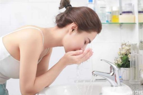 清水洗臉的正確方法不用洗面奶 清水洗臉的注意事項(xiàng) 清水洗臉的正確方法不用洗面奶 清水洗臉的注意事項(xiàng)