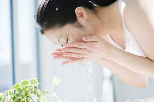 清水洗臉的正確方法不用洗面奶 清水洗臉的注意事項(xiàng) 清水洗臉的正確方法不用洗面奶 清水洗臉的注意事項(xiàng)