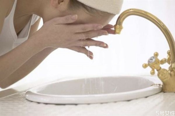 清水洗臉的正確方法不用洗面奶 清水洗臉的注意事項(xiàng) 清水洗臉的正確方法不用洗面奶 清水洗臉的注意事項(xiàng)