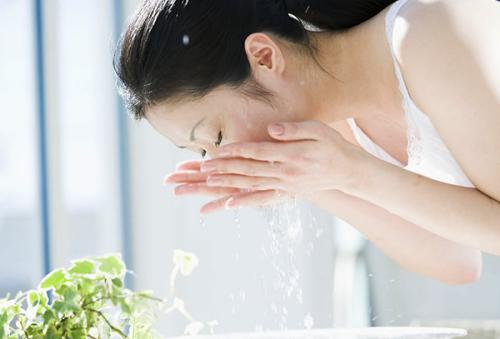 長期用紙擦臉會(huì)怎樣 洗臉可以用手拍干嗎 長期用紙擦臉會(huì)怎樣 洗臉可以用手拍干嗎