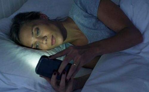 手機關(guān)機了能放床頭嗎 手機關(guān)機了還有輻射嗎