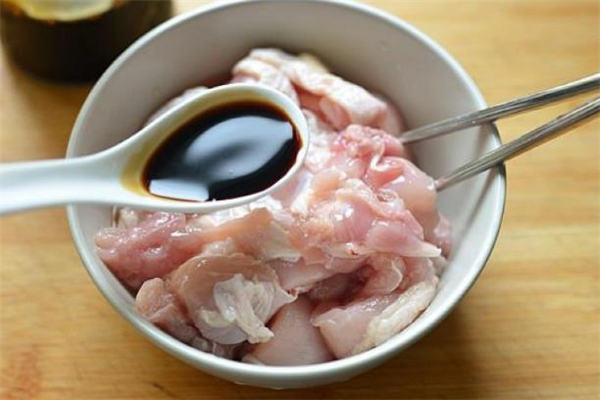 老抽是醬油嗎 老抽和醬油一樣嗎 老抽是醬油嗎 老抽和醬油一樣嗎