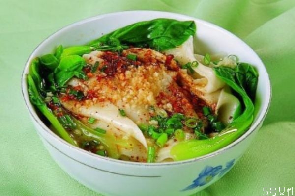 如何做油潑面 油潑面的簡單做法 如何做油潑面 油潑面的簡單做法