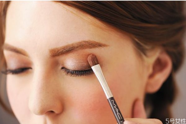 眼影刷和暈染刷的區(qū)別 眼影刷的分類 眼影刷和暈染刷的區(qū)別 眼影刷的分類