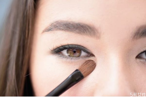 眼影刷和暈染刷的區(qū)別 眼影刷的分類 眼影刷和暈染刷的區(qū)別 眼影刷的分類