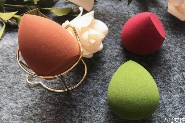 沒帶美妝蛋如何上妝 沒有美妝蛋怎么上粉底 沒帶美妝蛋如何上妝 沒有美妝蛋怎么上粉底