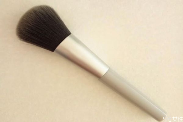 斜角腮紅刷什么牌子好 斜角腮紅刷的用法 斜角腮紅刷什么牌子好 斜角腮紅刷的用法