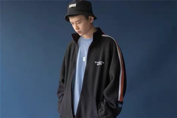 棒球夾克什么顏色好看 棒球夾克流行什么顏色 棒球夾克什么顏色好看 棒球夾克流行什么顏色