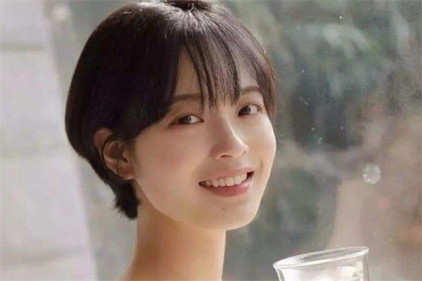 法式劉海配什么發(fā)型好看 法式劉海適合短發(fā)嗎 法式劉海配什么發(fā)型好看 法式劉海適合短發(fā)嗎