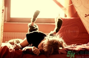 冬天睡覺穿秋衣秋褲好嗎？冬天睡覺是裸睡好還是穿秋衣好？