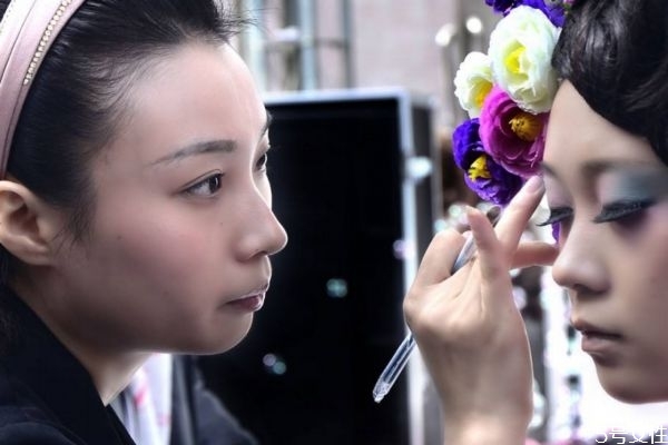 戴口罩可以化妝嗎 如何戴口罩不脫妝 戴口罩可以化妝嗎 如何戴口罩不脫妝