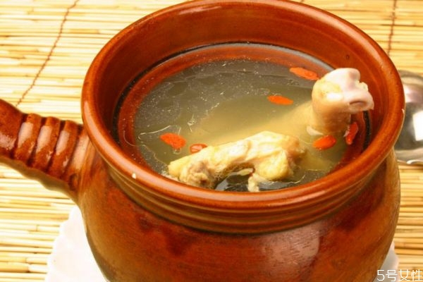 懷孕可以喝雞湯嗎 懷孕喝雞湯要注意什么 懷孕可以喝雞湯嗎 懷孕喝雞湯要注意什么
