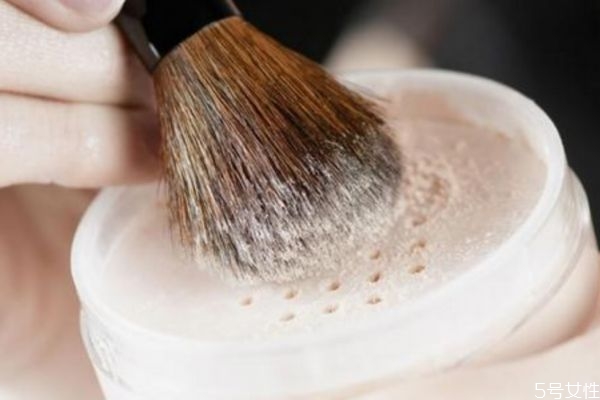 氣墊和散粉的區(qū)別 氣墊和散粉哪個(gè)更好用 氣墊和散粉的區(qū)別 氣墊和散粉哪個(gè)更好用