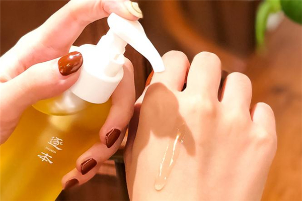 逐本卸妝油適合什么膚質(zhì) 逐本卸妝油可以去黑頭嗎 逐本卸妝油適合什么膚質(zhì) 逐本卸妝油可以去黑頭嗎