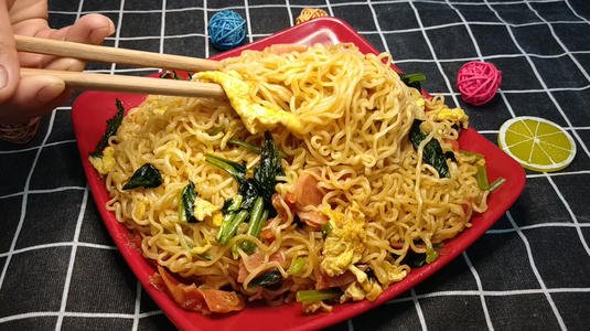 炒方便面很黏怎么辦 吃炒方便面會(huì)長胖嗎 炒方便面很黏怎么辦 吃炒方便面會(huì)長胖嗎