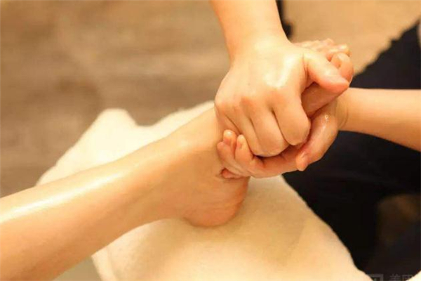 精油按摩減肥靠譜嗎 精油按摩減肥對身體有傷害嗎 精油按摩減肥靠譜嗎 精油按摩減肥對身體有傷害嗎