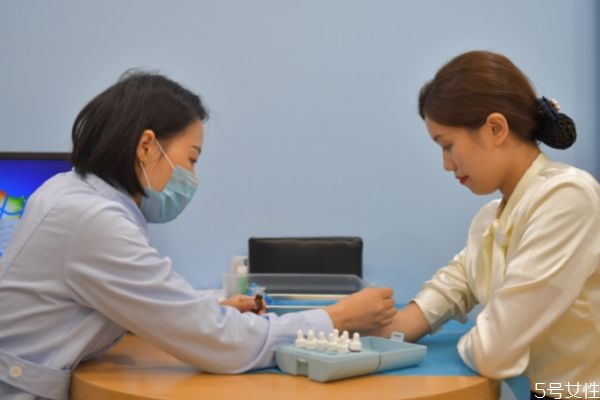 鼻炎可以戴口罩嗎 鼻炎應該怎么治療 鼻炎可以戴口罩嗎 鼻炎應該怎么治療