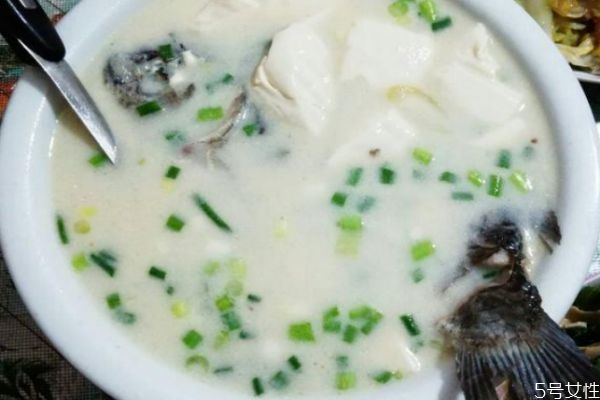 鯽魚湯怎么做白 鯽魚湯怎么熬成奶白色 鯽魚湯怎么做白 鯽魚湯怎么熬成奶白色