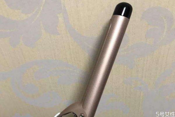 陶瓷卷發(fā)棒會傷頭發(fā)嗎 卷發(fā)棒的正確打開方式 陶瓷卷發(fā)棒會傷頭發(fā)嗎 卷發(fā)棒的正確打開方式